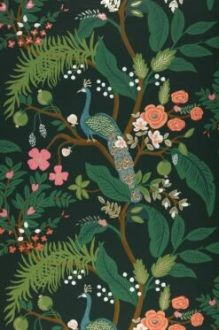 Tapete Peacock Tree Dunkelgrün -Wallpaper From The 70s Geschäft 790104 A Peacock Tree 2880x1440