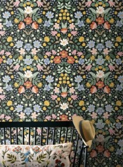 Selbstklebende Tapete Bramble Gardens Schwarzgrün -Wallpaper From The 70s Geschäft Bramble Gardens A 790571 2880x1440