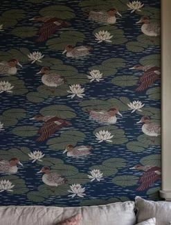 Tapete Duck Lake Graublau 9 Tapete Duck Lake Graublau -Wallpaper From The 70s Geschäft Duck Lake B 975101 2880x1440