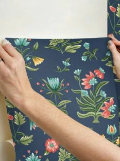 Selbstklebende Tapete Heirloom Floral Dunkelblau -Wallpaper From The 70s Geschäft Heirloom Floral C 790692 2880x1440