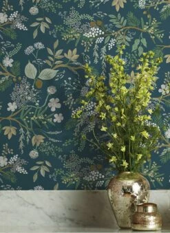 Selbstklebende Tapete Juniper Forest Grüntöne -Wallpaper From The 70s Geschäft Juniper Forest A 790153 2880x1440