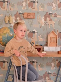 Tapete Lama Village Pastellgraublau -Wallpaper From The 70s Geschäft Lama Village C 389363 2880x1440