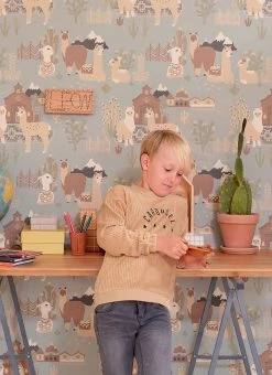 Tapete Lama Village Pastellgraublau -Wallpaper From The 70s Geschäft Lama Village D 389363 2880x1440