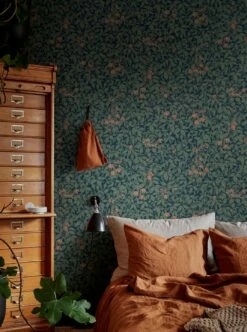 Tapete Linnea Garden Schilfgrün -Wallpaper From The 70s Geschäft Linnea A 875152 2880x1440