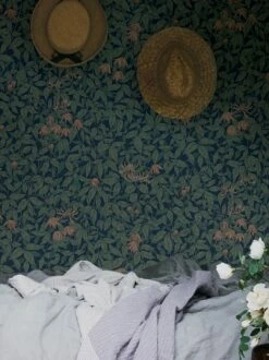 Tapete Linnea Garden Schilfgrün -Wallpaper From The 70s Geschäft Linnea B 875152 2880x1440