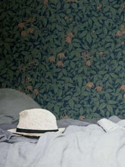 Tapete Linnea Garden Schilfgrün -Wallpaper From The 70s Geschäft Linnea C 875152 2880x1440