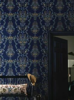 Selbstklebende Tapete Luxembourg Stahlblau -Wallpaper From The 70s Geschäft Luxembourg 790642 2880x1440