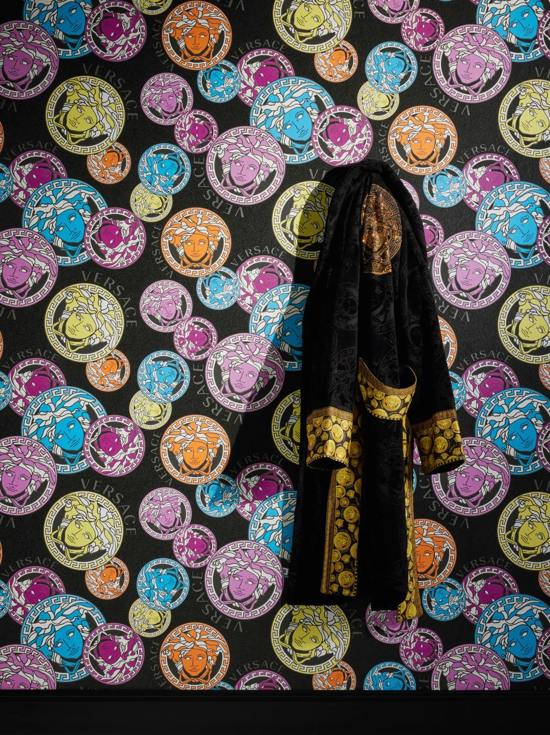 Versace Tapete Medusa Schwarz 7 Versace Tapete Medusa Schwarz – Bild 5