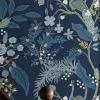 Tapete Peacock Tree Stahlblau -Wallpaper From The 70s Geschäft Peacock Tree A 790103 2880x1440