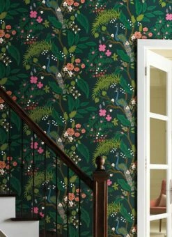 Tapete Peacock Tree Dunkelgrün -Wallpaper From The 70s Geschäft Peacock Tree B 790104 2880x1440