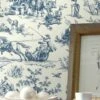 Tapete Toile De Jouy Blau -Wallpaper From The 70s Geschäft Toile de Jouy C 790371 2880x1440