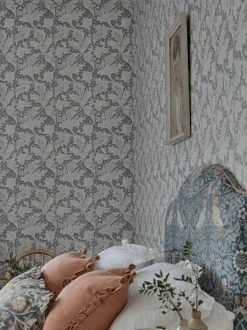 Tapete Wallflower Hellblaugrau -Wallpaper From The 70s Geschäft Wallflower E 463261 2880x1440